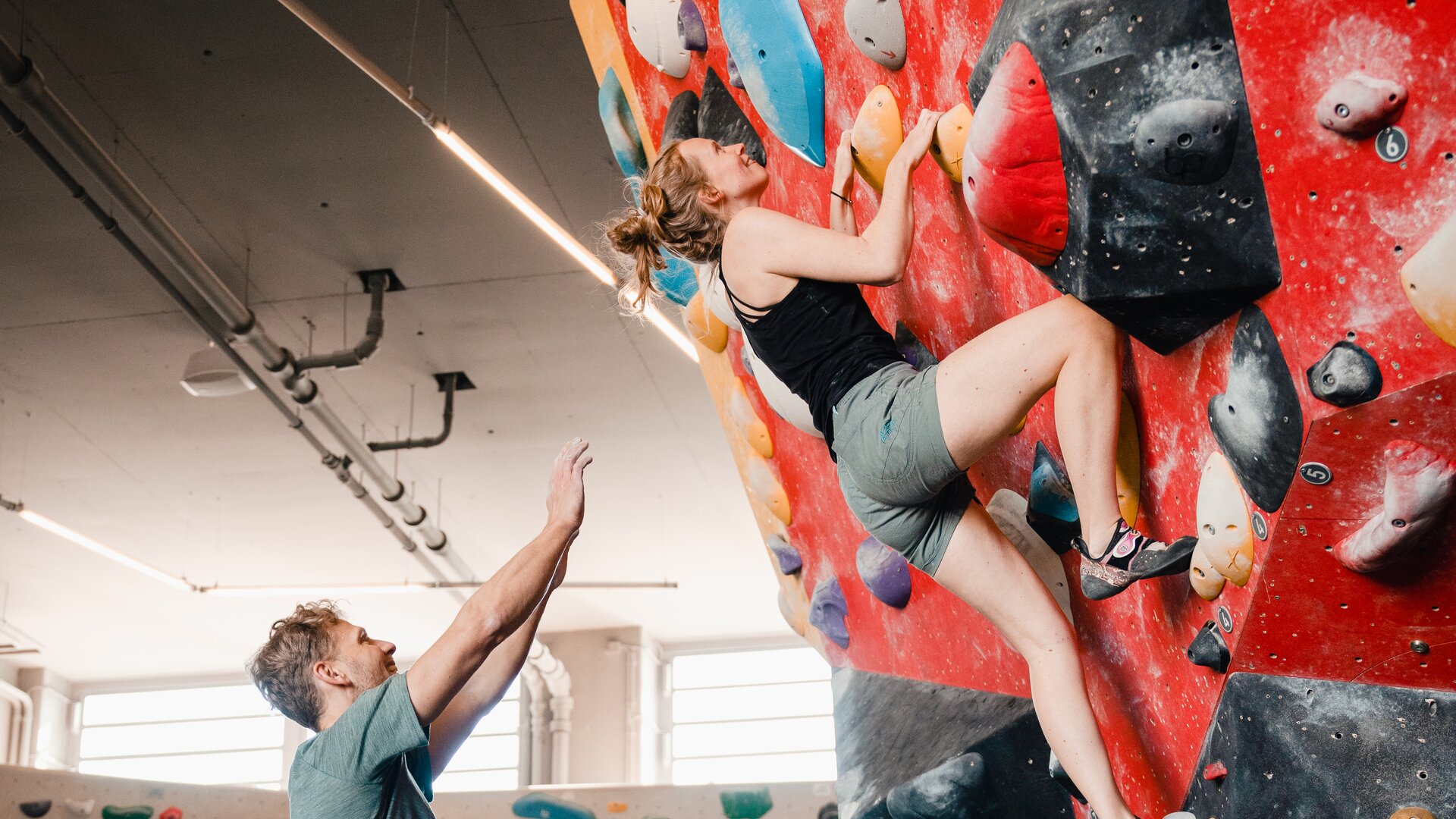 Boulder und Indoor-Klettern ist bei vielen DAV-Sektionen möglich | © DAV/Marisa Koch